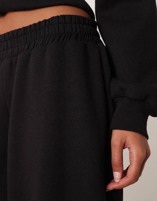 ASOS DESIGN – Svarta mjukisbyxor med låg midja, barrelben och ledig passform, 3 av 5