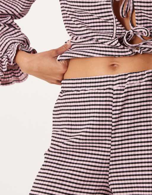 ASOS DESIGN – Svarta och rosa, ginghamrutiga byxor med vida ben och volangfåll, del av set, 4 av 5