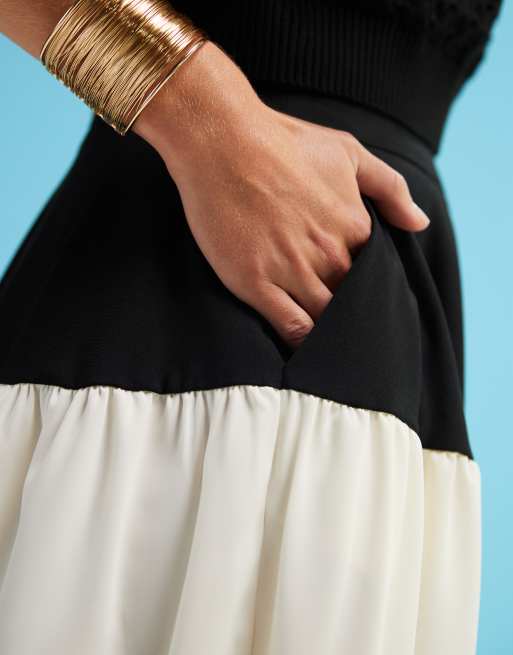 ASOS DESIGN – Svarta och vita, figursydda byxor i oversize med kontrastpanel, 2 av 5