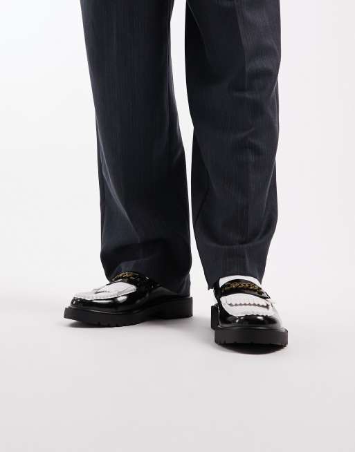 ASOS DESIGN – Svarta och vita loafers med guldfärgad kedja, 3 av 4
