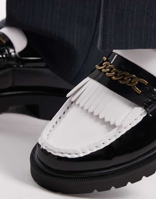 ASOS DESIGN – Svarta och vita loafers med guldfärgad kedja, 4 av 4