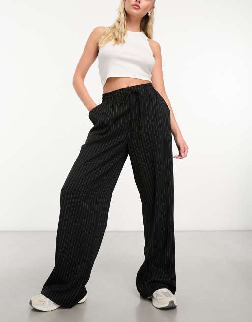 ASOS DESIGN – Svarta och vita, randiga byxor i dra på-modell