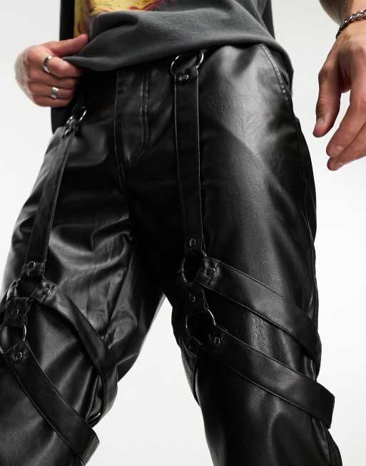 ASOS DESIGN – Svarta, raka byxor med sele i läderlook , 2 av 4