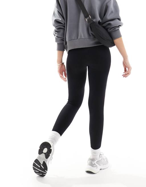 ASOS DESIGN – Svarta, skulpterande, ribbade leggings med seamless design, 2 av 5