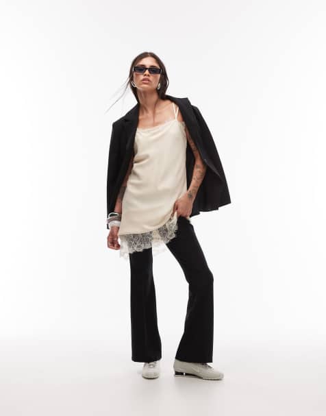 ASOS DESIGN – Svarta, smala, figursydda, utsvängda byxor - view 1