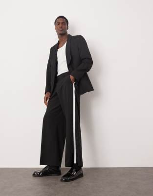 ASOS DESIGN – Svarta, smarta smokingbyxor med ledig passform och vita sidoränder - view 1