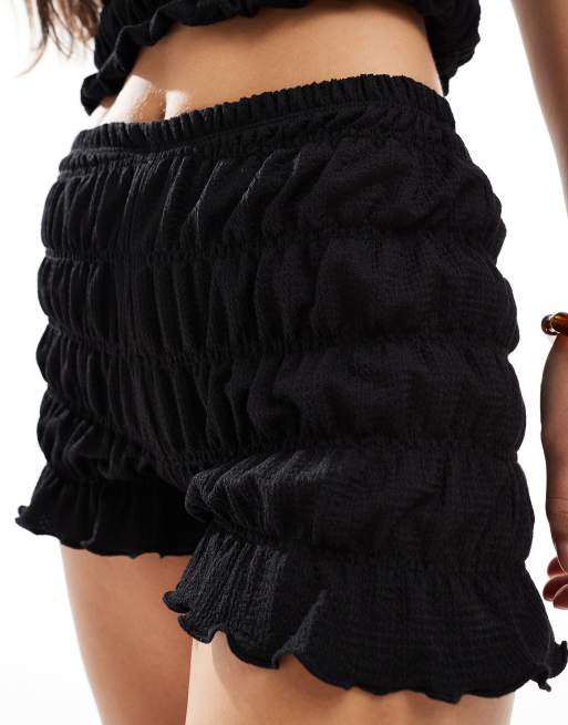 ASOS DESIGN – Svarta, strukturerade hotpants med små volanger och smock, 2 av 5