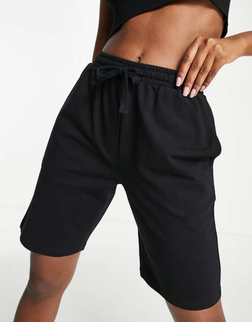 ASOS DESIGN – Svarta sweatshorts i bomull och 90-talsstil med medelhög midja och längre ben