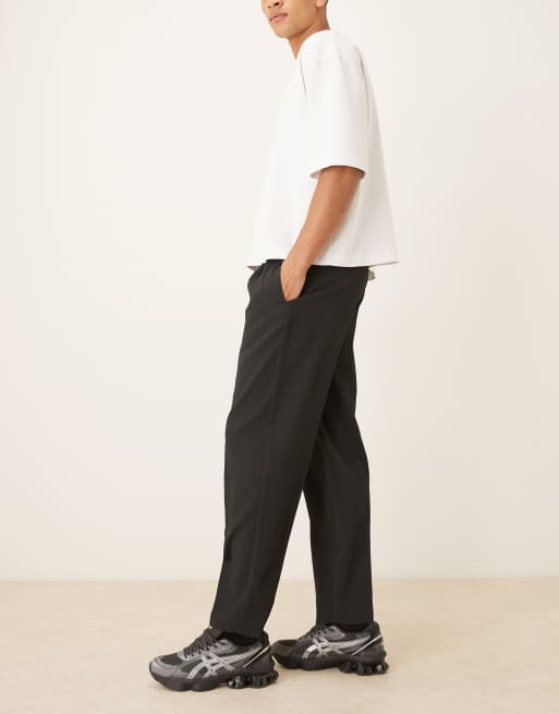 ASOS DESIGN – Svarta, texturerade, avsmalnande, figursydda byxor i oversize med veck, 3 av 5