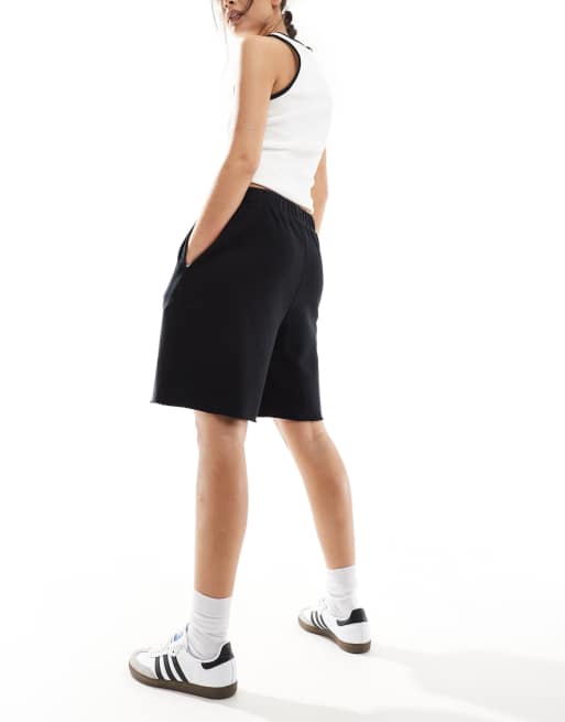 ASOS DESIGN – Svarta, tvättade, långa shorts med råskuren fåll, 2 av 5