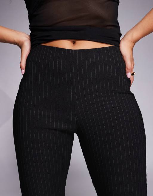 ASOS DESIGN – Svarta, utsvängda byxor i bengalin och slim fit med kritstrecksränder, 4 av 5