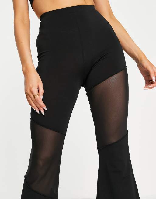 ASOS DESIGN – Svarta utsvängda byxor i crepe med meshpaneler, 3 av 4
