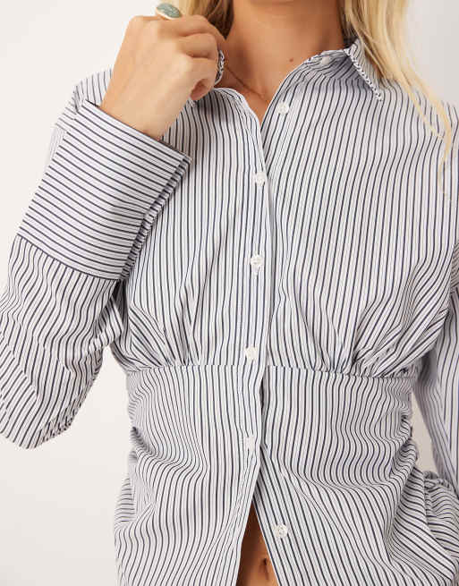 ASOS DESIGN – Svartrandig, figurnära skjorta med rynkade detaljer, 2 av 4