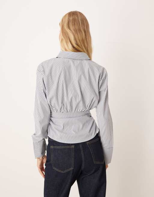 ASOS DESIGN – Svartrandig, figurnära skjorta med rynkade detaljer, 3 av 4