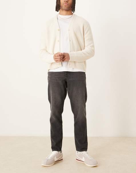 ASOS DESIGN – Svarttvättade jeans med avsmalnande passform - view 1