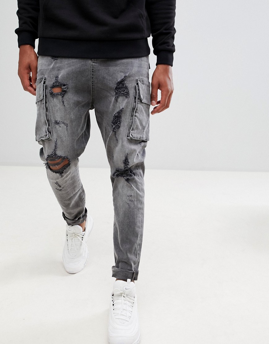 ASOS DESIGN Svarttvättade jeans med låg gren och cargofickor samt revor