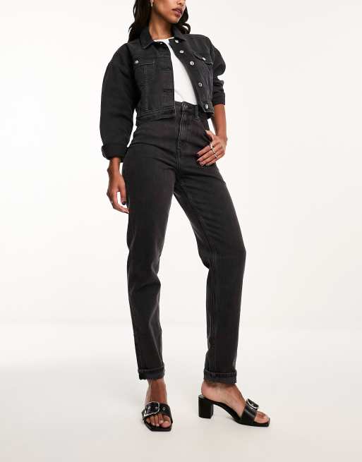 ASOS DESIGN – Svarttvättade slim mom jeans 
