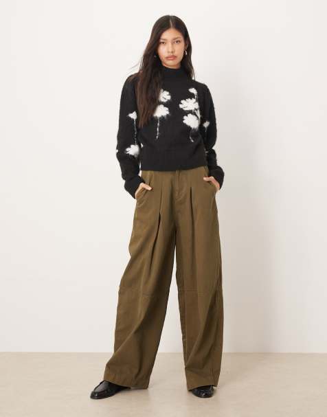ASOS DESIGN – Svartvit, blommig och borstad tröja med markerad midja och hög krage - view 1