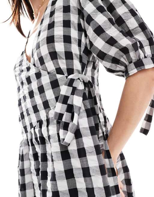 ASOS DESIGN – Svartvit, ginghamrutig, midilång smockklänning i omlottdesign, 3 av 4