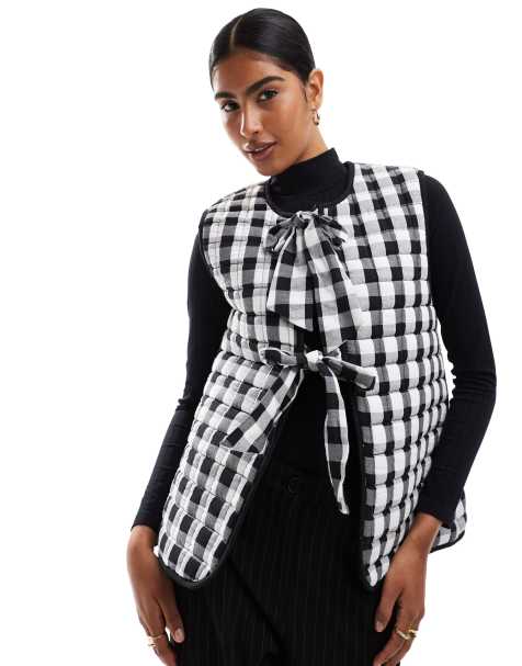 ASOS DESIGN – Svartvit, ginghamrutig, quiltad väst med rosetter - view 1