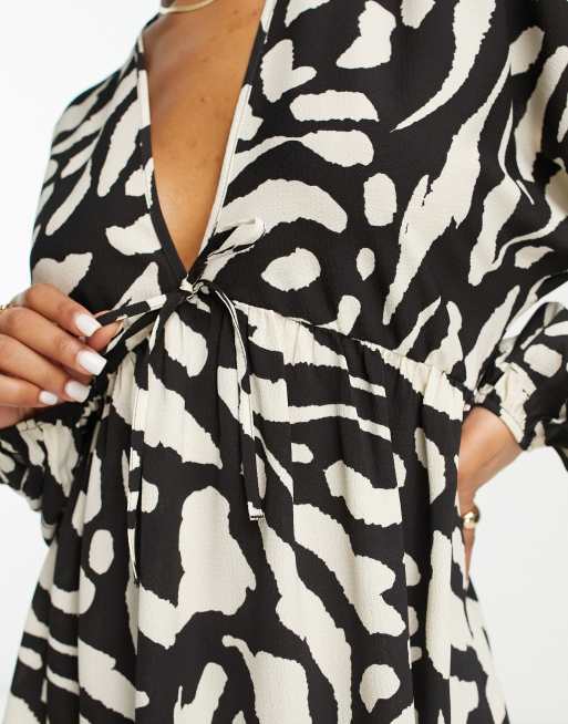 ASOS DESIGN – Svartvit mini-smockklänning i chuck on-stil med abstrakt mönster, 3 av 4