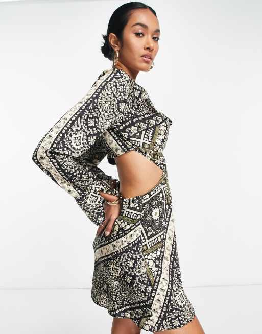 ASOS DESIGN – Svartvit miniklänning med draperad ringning fram, scarfmönster och utskurna detaljer, 4 av 4