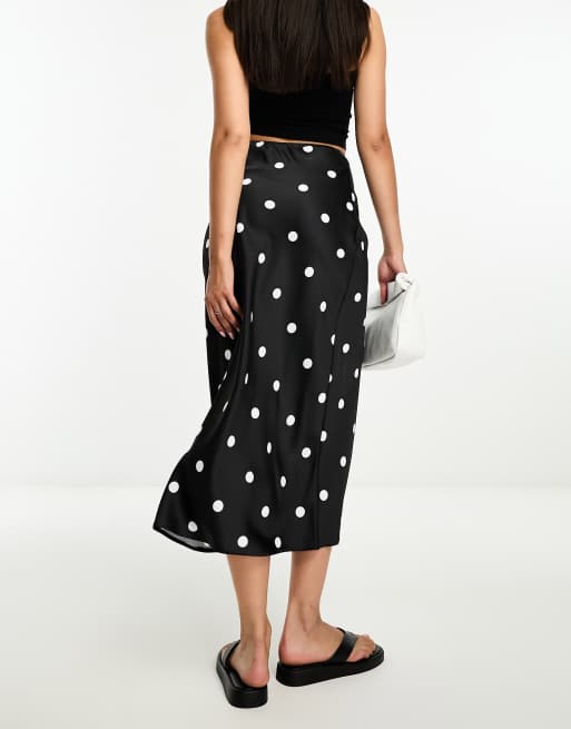 ASOS DESIGN – Svartvit, prickig och diagonalskuren midikjol i satin , 2 av 4