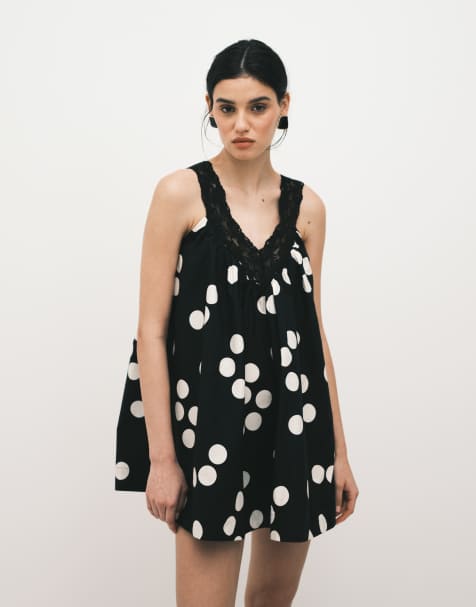 ASOS DESIGN – Svartvit, prickig sommarklänning i minilängd med smock, v-ringning och spetslager - view 1