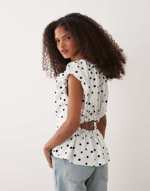 ASOS DESIGN – Svartvit, prickig topp med holkärmar, rysch och öppen rygg, 4 av 4