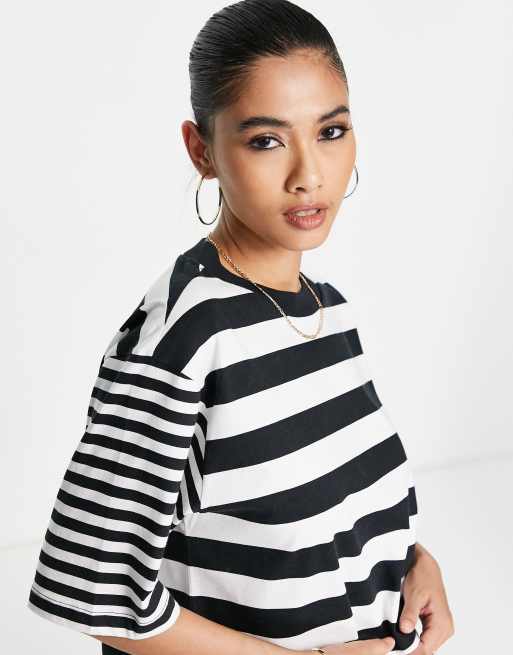ASOS DESIGN – Svartvit, randig, kort T-shirt med boxig passform, 3 av 4