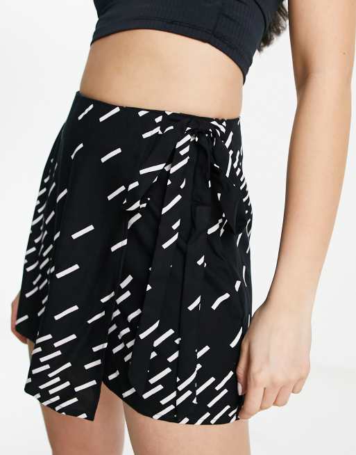 ASOS DESIGN – Svartvit skort med omlottdesign och knytning, 2 av 4