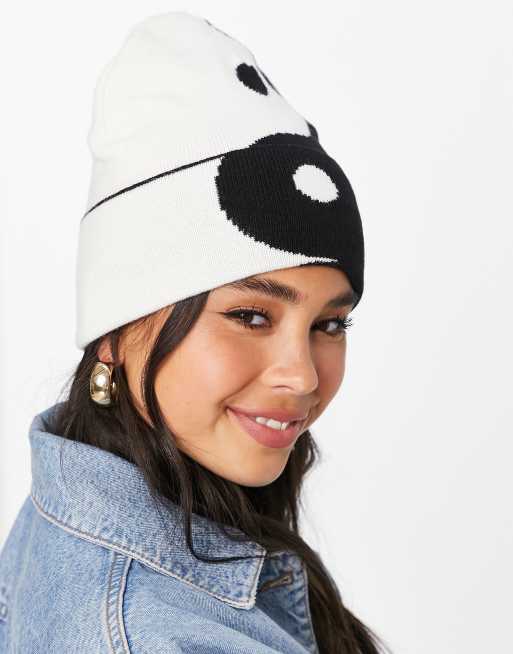 ASOS DESIGN – Svartvit stickad mössa med yin yang-mönster och uppvikt kant, 4 av 4