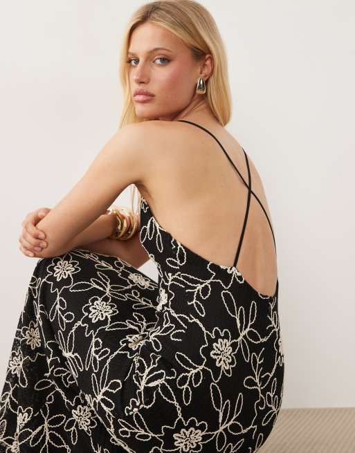 ASOS DESIGN – Svartvit, virkad maxiklänning med broderade blommor och utskurna detaljer, 3 av 4