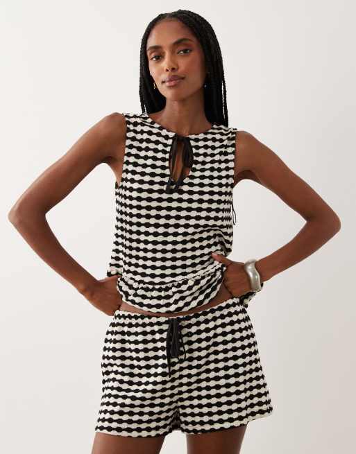 ASOS DESIGN – Svartvitt, ginghamrutigt set i virkad jersey med ärmlös peplum-topp, 2 av 3