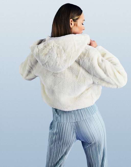 ASOS DESIGN - Sweat à capuche court en fausse fourrure - Crème, 3 de 4
