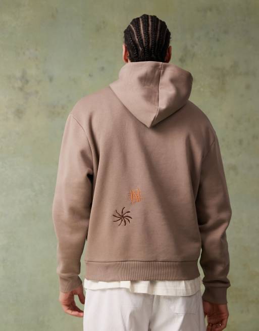 ASOS DESIGN - Sweat à capuche imprimé avec broderies variées - Cendre, 3 de 4