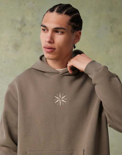 ASOS DESIGN - Sweat à capuche oversize à ourlet fixe avec petite broderie sur le devant et surpiqûres contrastantes - Vétiver