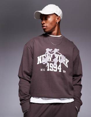 ASOS DESIGN - Sweat coupe carrée avec imprimé 1994 - Marron