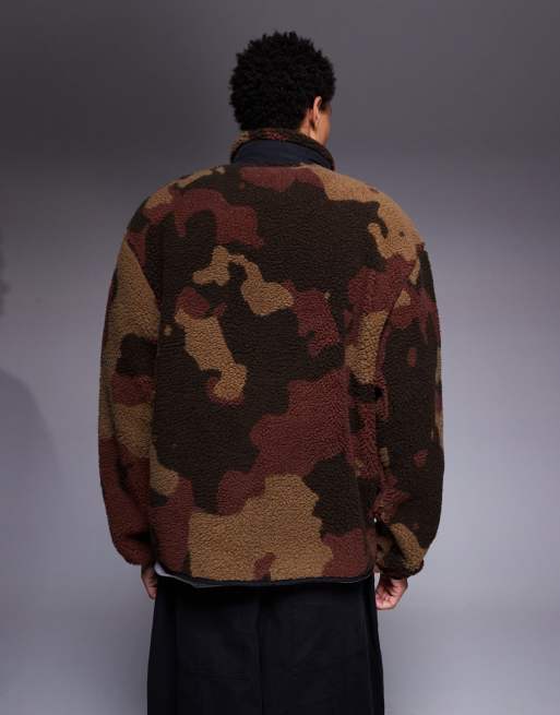 ASOS DESIGN - Sweat décontracté zippé en imitation peau de mouton imprimé camouflage à col cheminée et poche - Marron, 3 de 5