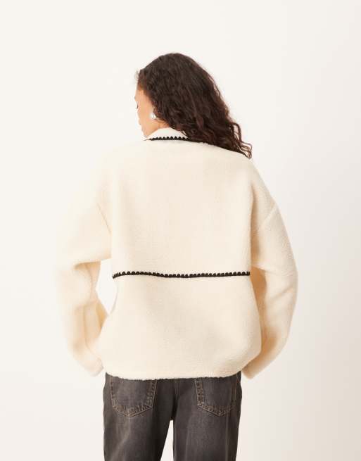 ASOS DESIGN - Sweat en imitation peau de mouton à enfiler avec points de feston - Crème et noir, 3 de 4