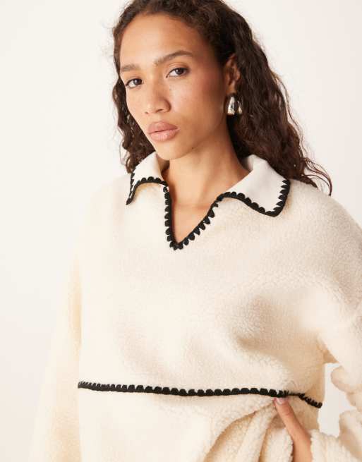 ASOS DESIGN - Sweat en imitation peau de mouton à enfiler avec points de feston - Crème et noir, 4 de 4
