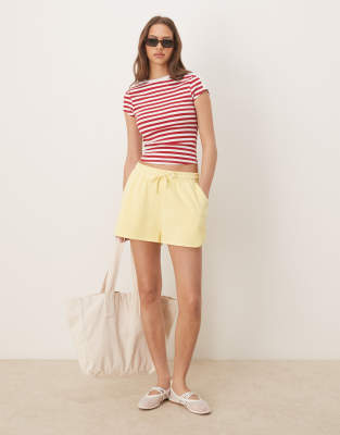 ASOS DESIGN - Sweat-Lauf-Shorts in verwaschenem Zitronengelb