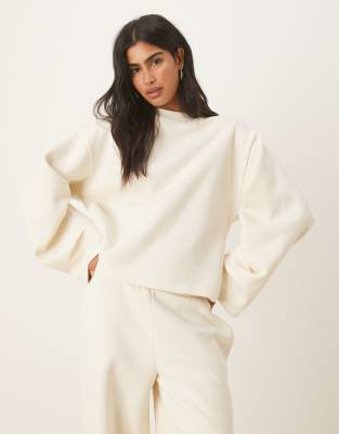 ASOS DESIGN - Sweat oversize à envers brossé avec manches froncées - Crème-Blanc