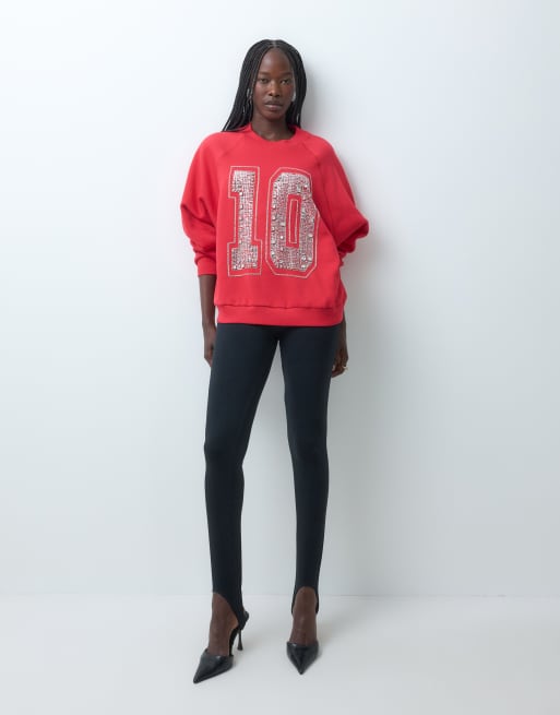 ASOS DESIGN sweat-shirt oversize à manches raglan avec numéro varsity orné de cristaux en rouge, 2 de 5