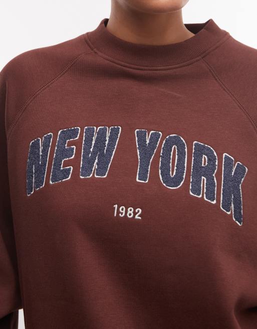 ASOS DESIGN sweat-shirt oversize à manches raglan en molleton gratté avec broderie chenille New York, chocolat, 2 de 4
