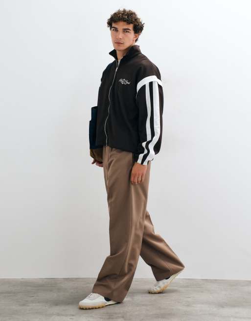 ASOS DESIGN sweat-shirt oversize zippé à col cheminée avec empiècements rapportés et broderie poitrine marron, 3 de 5