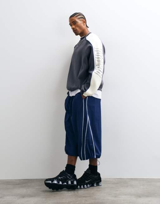 ASOS DESIGN sweat-shirt ras de cou très oversize avec découpes, passepoil et imprimé anthracite, 2 de 5