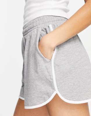 ASOS DESIGN - Sweat-Shorts aus Baumwolle in Grau mit Läufer-Design und seitlichen Streifen - GREY