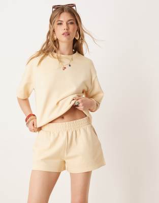 ASOS DESIGN - Sweat-Shorts in Buttermilchgelb, Kombiteil