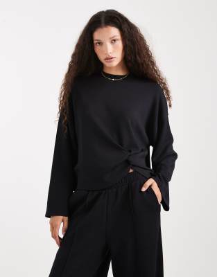 ASOS DESIGN - Sweatshirt aus Cupro in Schwarz mit Twist-Detail vorne